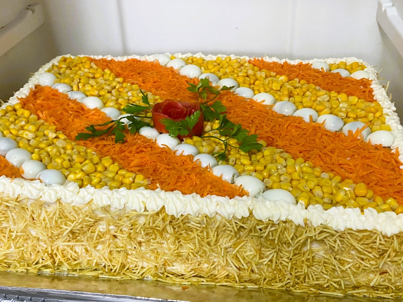 Torta salgada March's inteira sobre a bandeja