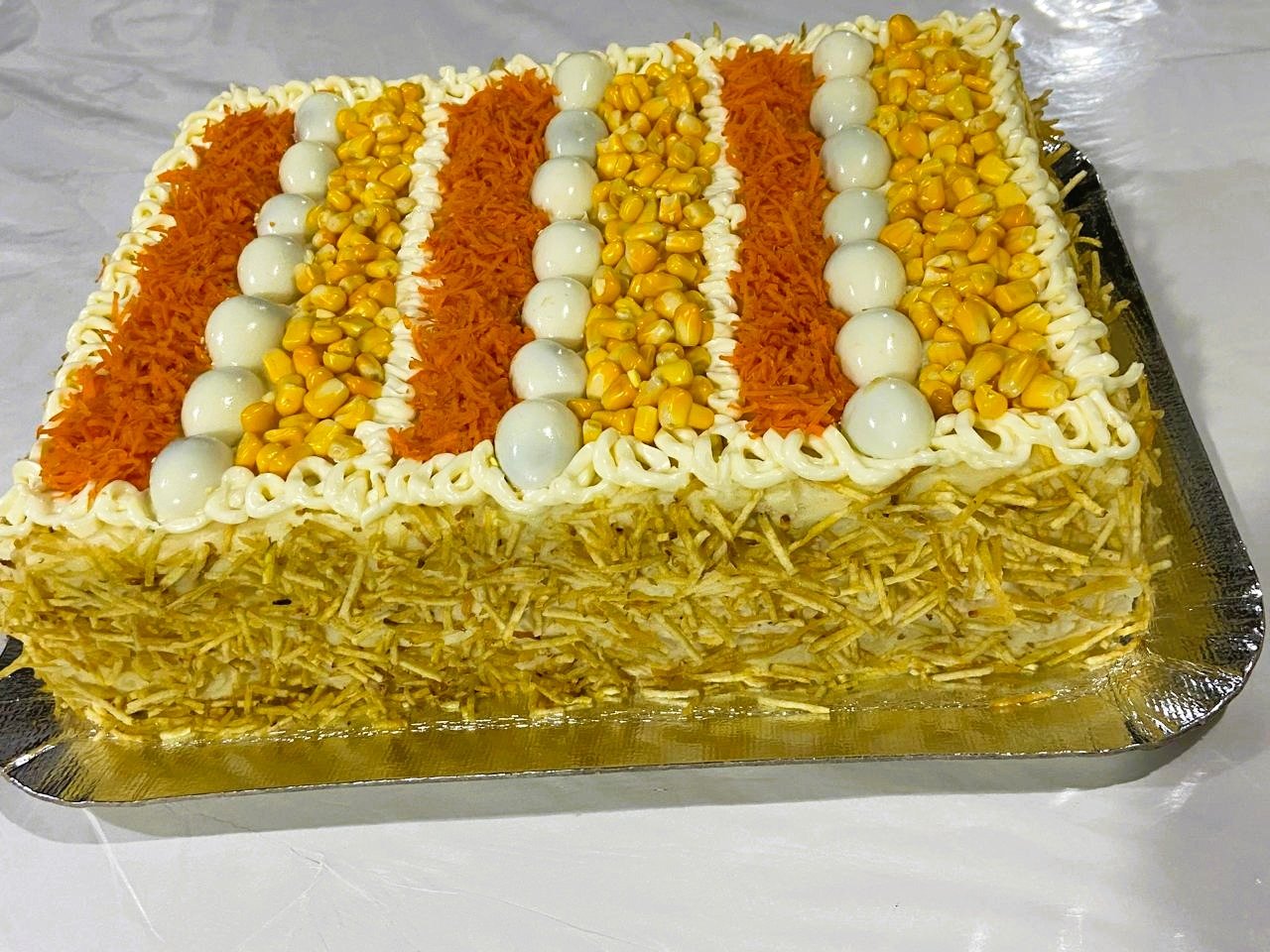 Torta salgada March's com listras de cenoura, milho e ovo de codorna